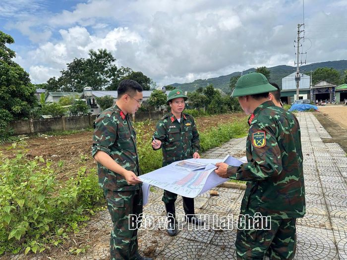 Lãnh đạo Bộ Chỉ huy Quân sự tỉnh chỉ đạo cán bộ, chiến sĩ triển khai thực hiện.