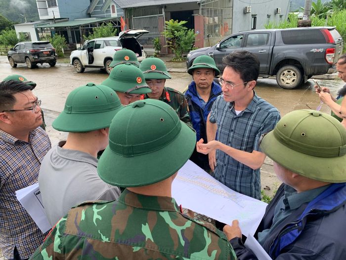 Đồng chí Phó Chủ tịch UBND tỉnh Hà Trọng Hải chỉ đạo các cơ quan chuyên môn nhanh chóng thực hiện công trình.