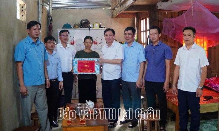 Đoàn đã đến thăm, tặng quà gia đình bà Pờ Thị Cương (vợ liệt sĩ Lò Văn Phín, ở xã Bum Nưa).