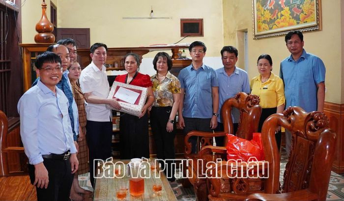 Đoàn công tác thăm và trao quà cho các gia đình người có công trên địa bàn xã Bum Tở.