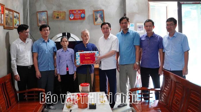 Đoàn đã đến thăm và trao quà cho gia đình chính sách trên địa bàn xã Bum Nưa.
