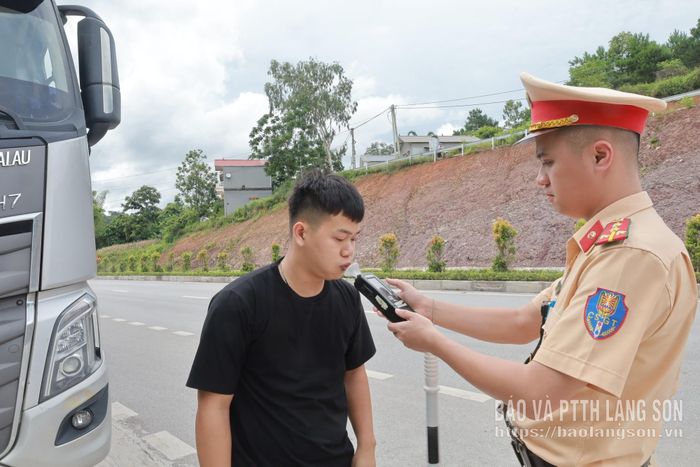 Cán bộ Phòng Cảnh sát giao thông, Công an tỉnh kiểm tra nồng độ cồn người điều khiển phương tiện tham gia giao thông trên tuyến Quốc lộ 4B, đoạn qua địa bàn tỉnh