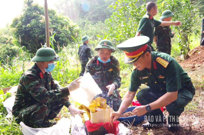 Cơ quan thường trực Ban Chỉ đạo tìm kiếm, quy tập và xác định danh tính hài cốt liệt sĩ tỉnh làm thủ tục đưa hài cốt liệt sĩ vào Tiểu theo phong tục tập quán của địa phương