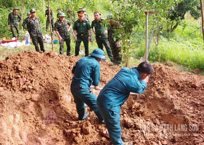 Các lực lượng tham gia cất bốc mộ liệt sĩ Vi Văn Èo tại thôn Hang Ủ, xã Xuân Dương, tỉnh Lạng Sơn