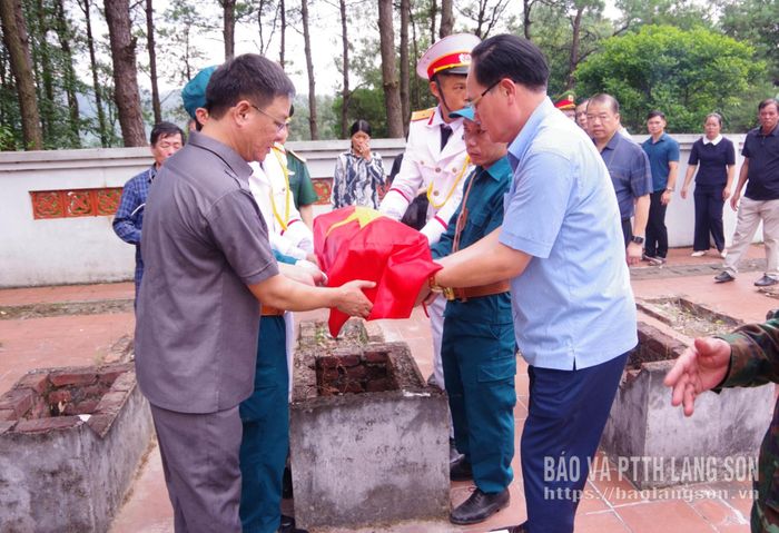 Lãnh đạo Bộ CHQS tỉnh và cấp ủy, chính quyền xã Lộc Bình đưa hài cốt liệt sĩ Vi Văn Èo về địa điểm chôn cất tại nghĩa Trang Lộc Bình