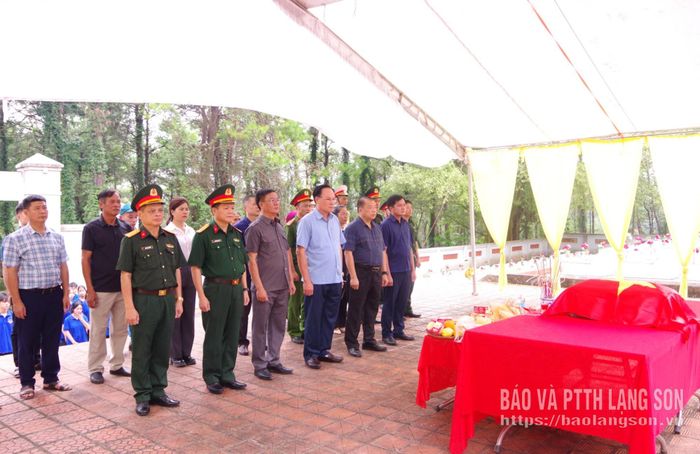 Các đại biểu làm lễ truy điệu và an táng hài cốt liệt sĩ Vi Văn Èo tại nghĩa trang liệt sĩ Lộc Bình