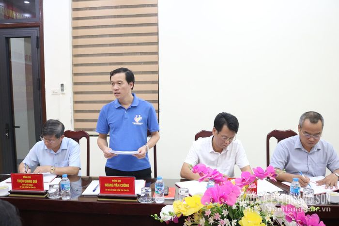 Ủy viên Ủy ban Kiểm tra Tỉnh ủy trình bày báo cáo tại kỳ họp