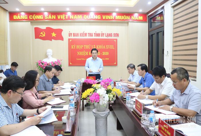 Đồng chí Vũ Hoàng Quý, Ủy viên Ban Thường vụ Tỉnh ủy, Chủ nhiệm Ủy ban Kiểm tra Tỉnh ủy phát biểu tại kỳ họp