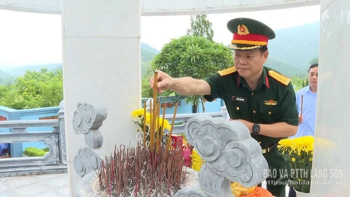 Lãnh đạo Bộ CHQS tỉnh dâng hương tại nghĩa trang liệt sĩ Đình Lập