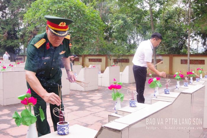 Đại tá Mai Xuân Phong, Ủy viên Ban Thường vụ Tỉnh ủy, Chỉ huy trưởng Bộ CHQS tỉnh thắp hương tại các phần mộ liệt sĩ tại nghĩa trang liệt sĩ Bản Trại, xã Kháng Chiến