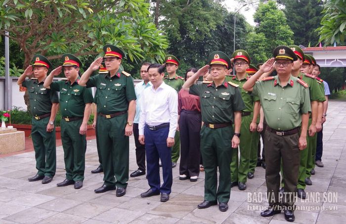 Phút mặc niệm của đoàn đại biểu Bộ CHQS tỉnh và cấp ủy, chính quyền xã Na Sầm tại nghĩa trang liệt sĩ Văn Lãng
