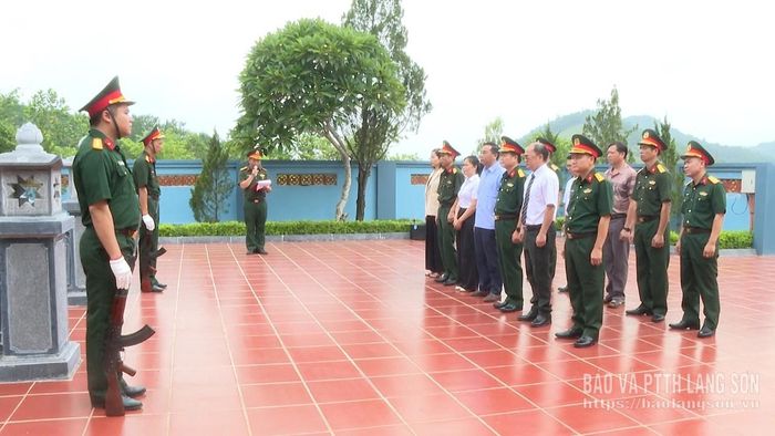 Đoàn đại biểu Bộ CHQS tỉnh và cấp ủy, chính quyền xã Đình Lập tham gia dâng hương tại nghĩa trang liệt sĩ Đình Lập