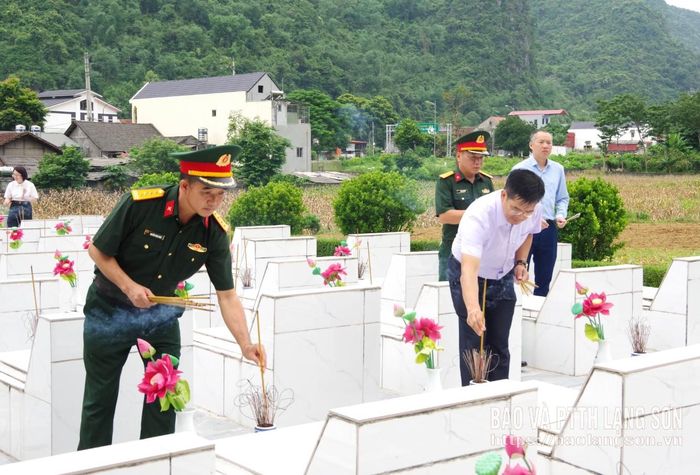 Đồng chí Chính ủy Bộ CHQS tỉnh và các đại biểu dâng hương và thắp hương tại các phần mộ liệt sĩ tại nghĩa trang liệt sĩ Bình Gia