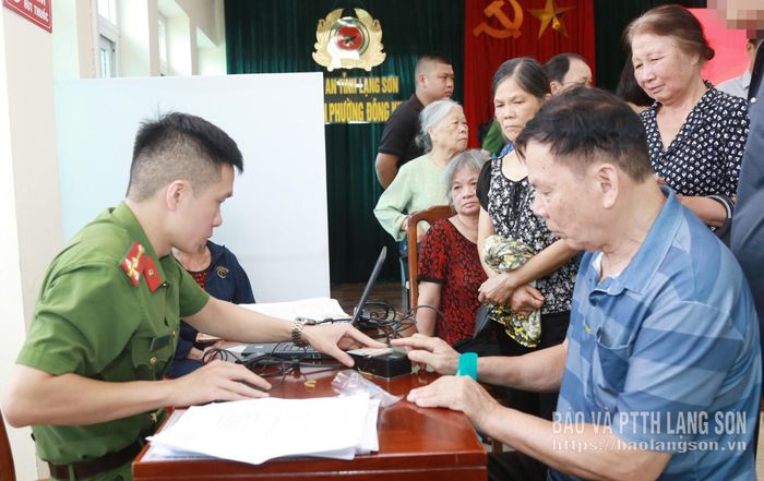 Tổ công tác của Công an tỉnh thực hiện thủ tục để thu nhận mẫu sinh phẩm ADN thân nhân liệt sĩ tại phường Đông Kinh