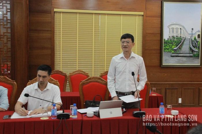 Lãnh đạo Bảo hiểm xã hội tỉnh phát biểu tại hội nghị