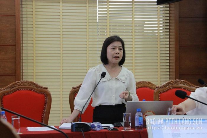 Chuyên viên Văn phòng phụ trách chuyển đổi số phát biểu tại hội nghị