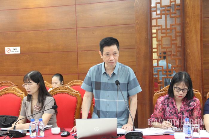 Lãnh đạo Phòng Nghiệp vụ y dược, Sở Y tế phát biểu tại hội nghị