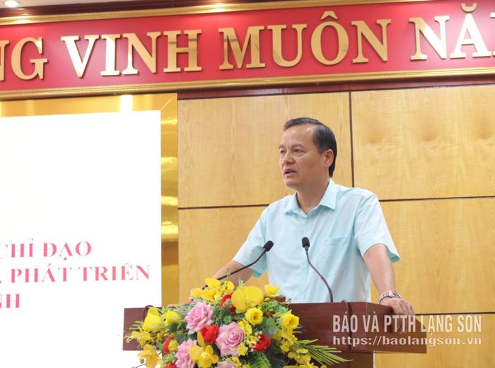 Đồng chí Phùng Quang Hội, Ủy viên Ban Thường vụ Tỉnh ủy, Bí thư Đảng ủy, Chủ tịch HĐND phường, Trưởng BCĐ triển khai xóa nhà tạm, nhà dột nát và phát triển nhà ở xã hội phường phát biểu kết luận tại hội nghị