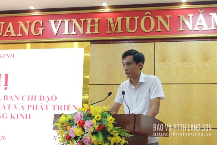 Đại diện lãnh đạo Phòng Kinh tế, Hạ tầng và Đô thị phường báo cáo tóm tắt kết quả tình hình triển khai xóa nhà tạm, nhà dột nát và phát triển nhà ở xã hội 6 tháng đầu năm 2026
