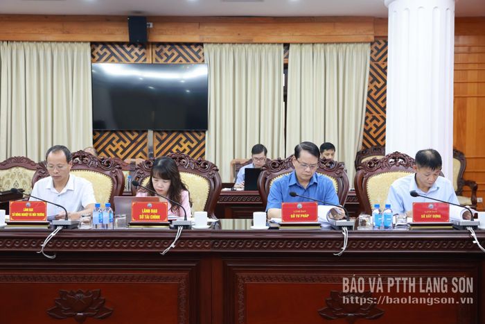 Các đại biểu dự chương trình làm việc