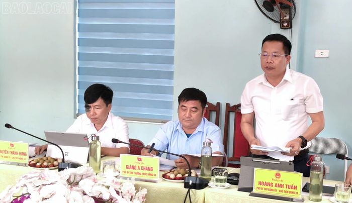 Lãnh đạo xã Phình Hồ báo cáo về thực trạng sản xuất nông nghiệp, phát triển nông nghiệp thông minh và chuyển đổi số trên địa bàn xã.