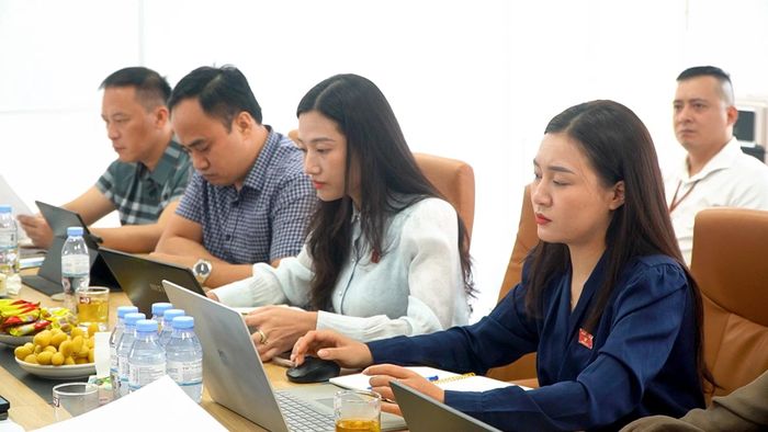 Các thành viên Đoàn đại biểu Quốc hội tỉnh trao đổi, làm rõ việc chấp hành các quy định của pháp luật về điện lực, công tác sử dụng năng lượng.