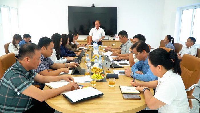 Đồng chí Sùng A Lềnh - Ủy viên Ban Chấp hành Đảng bộ tỉnh, Phó Trưởng Đoàn Đại biểu Quốc hội chuyên trách tỉnh Lào Cai, trưởng đoàn giám sát làm việc với ban lãnh đạo Công ty Cổ phần Polyfill Yên Bái.
