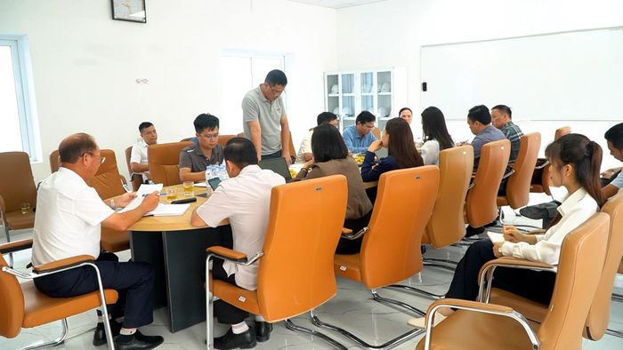 Đại diện lãnh đạo Công ty Cổ phần Polyfill Yên Bái báo cáo với đoàn giám sát về tình hình thực hiện chính sách pháp luật về điện lực và an toàn vận hành công trình năng lượng tại đơn vị.