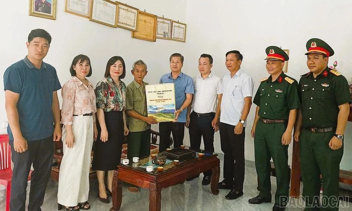 Đồng chí Ngô Hạnh Phúc và đoàn công tác thăm hỏi, động viên và tặng quà gia đình thương binh Vũ Xuân Khảng.