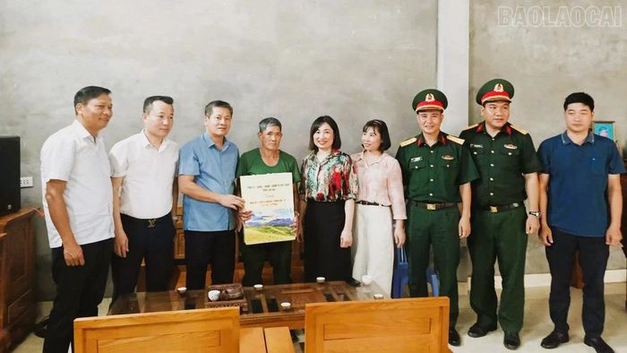 Đồng chí Ngô Hạnh Phúc cùng đoàn công tác thăm hỏi, động viên thương binh Tao A Tèn.