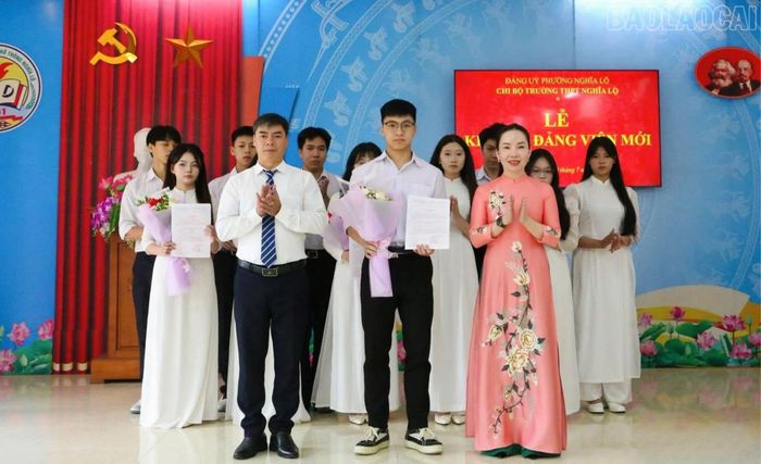 Đảng viên mới vinh dự nhận Quyết định kết nạp Đảng.