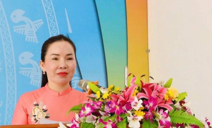 Đồng chí Lò Thị Ánh Nguyệt - Phó Bí thư Thường trực Đảng ủy phường Nghĩa Lộ phát biểu giao nhiệm vụ cho đảng viên mới.