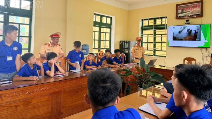 Cán bộ Phòng Cảnh sát giao thông khuyến khích các em chia sẻ suy nghĩ về các tình huống giao thông thực tế.