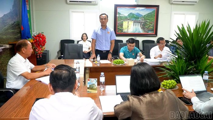 Lãnh đạo Công ty Cổ phần Thủy điện Văn Chấn báo cáo với đoàn giám sát tình hình thực hiện chính sách, pháp luật về điện lực và an toàn vận hành công trình năng lượng tại đơn vị.