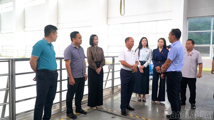 Đoàn giám sát kiểm tra hoạt động của nhà máy thủy điện Văn Chấn.