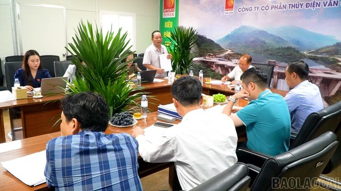 Thành viên Đoàn giám sát nêu ý kiến tại buổi làm việc.