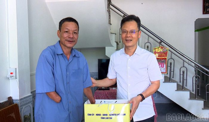 Phó Chủ tịch UBND tỉnh Nguyễn Thành Sinh, cùng đoàn công tác của tỉnh thăm hỏi, tặng quà gia đình ông Hoàng Đình Sở, thương binh 1/4, ở thôn Kéo Sa, xã Cảm Nhân.