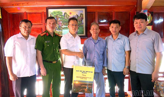 Phó Chủ tịch UBND tỉnh Nguyễn Thành Sinh, cùng đoàn công tác của tỉnh thăm hỏi, tặng quà cho ông Cam Văn Thi, ở thôn Làng Lạnh, thân nhân liệt sĩ.