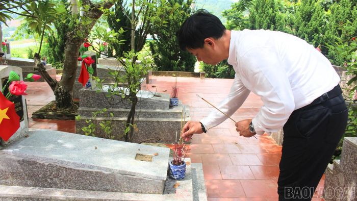 Đoàn công tác dâng hương tại Nghĩa trang Liệt sĩ xã Văn Bàn.