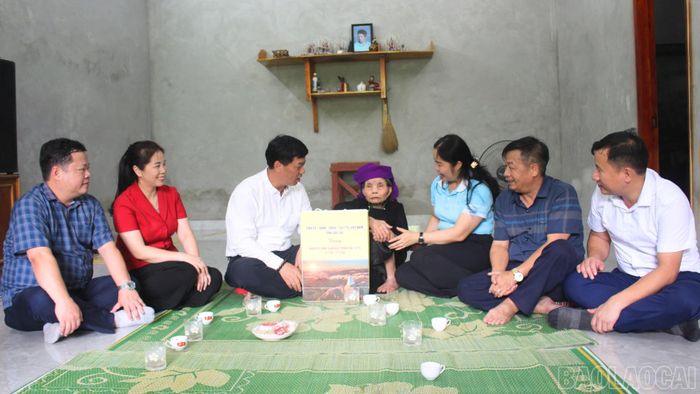 Đồng chí Nguyễn Minh Toàn - Chủ nhiệm Ủy ban Kiểm tra Tỉnh ủy thăm, tặng quà các gia đình chính sách.