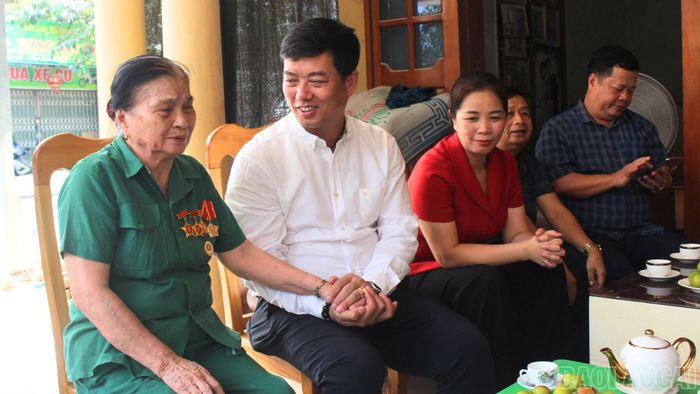 Đồng chí Nguyễn Minh Toàn - Chủ nhiệm Ủy ban Kiểm tra Tỉnh ủy ân cần thăm hỏi, động viên các gia đình chính sách.