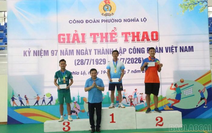 Ban tổ chức trao giải Nhất, giải Nhì, giải Ba cho các đội nội dung chạy cự ly 200 m đối với nam.
