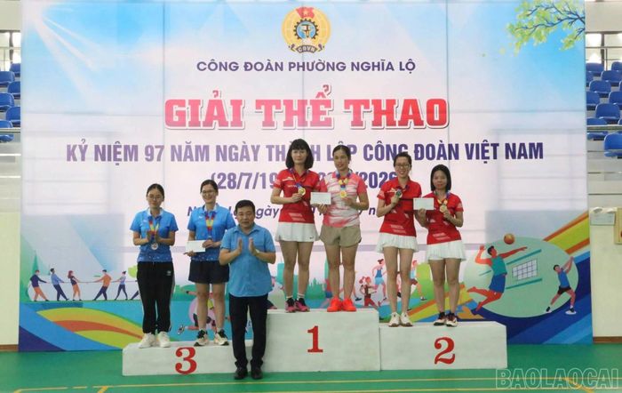 Trao giải cho đôi nữ nội dung pickleball.