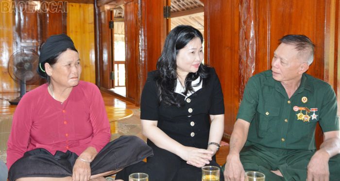 Đồng chí Vũ Thị Hiền Hạnh - Phó Chủ tịch UBND tỉnh ân cần thăm hỏi các gia đình thương binh, người hoạt động kháng chiến bị nhiễm chất độc hóa học.