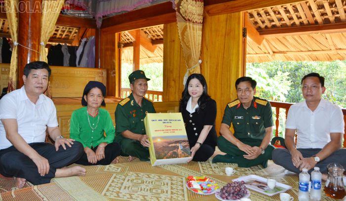 Đồng chí Vũ Thị Hiền Hạnh - Phó Chủ tịch UBND tỉnh tặng quà thương binh Hoàng Hà Bắc.