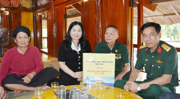 Đồng chí Vũ Thị Hiền Hạnh - Phó Chủ tịch UBND tỉnh và đoàn công tác tặng quà các thương binh, người hoạt động kháng chiến bị nhiễm chất độc hóa học.