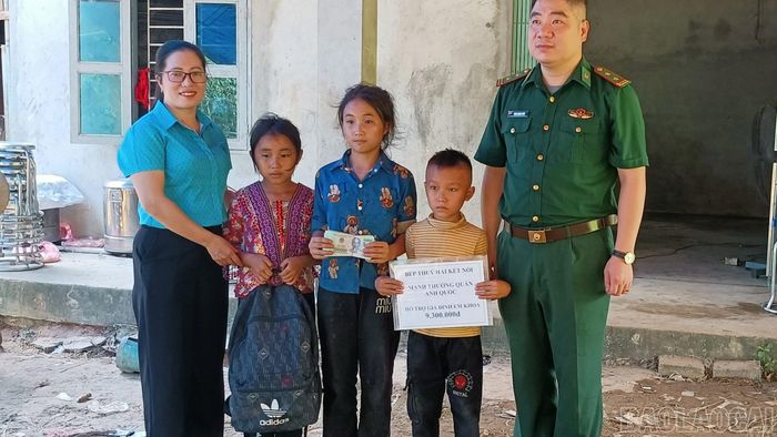 Trao quà hỗ trợ của các nhà hảo tâm.