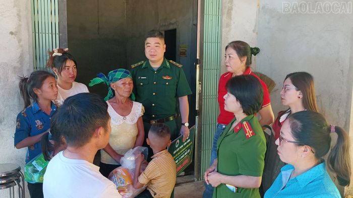 Đoàn đã đến thăm hỏi, động viên gia đình nạn nhân bị đuối nước trên sông Hồng.
