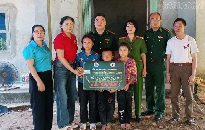 Đoàn trao hỗ trợ cho gia đình anh Giàng A Khoa.
