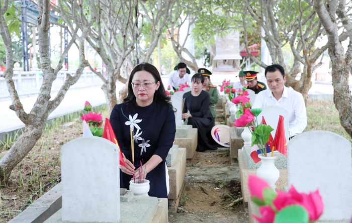 Đồng chí Giàng Thị Dung - Phó Bí thư Tỉnh ủy, Trưởng Đoàn đại biểu Quốc hội tỉnh thắp hương các phần mộ liệt sĩ tại Nghĩa trang Quốc tế Việt - Lào.